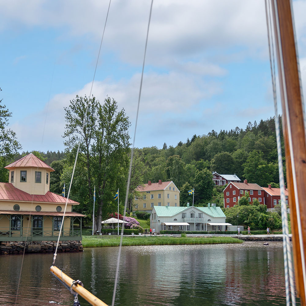 Café Snäckan vid Gustafsberg i Uddevalla med besökare längs vattnet