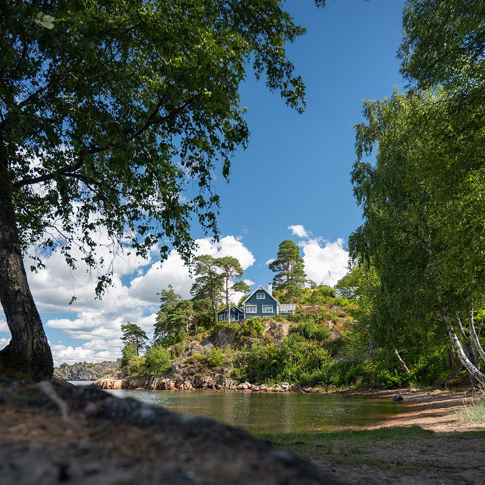 Strandpromenaden mellan Gustafsberg och Lindesnäs i Uddevalla med Byfjorden, klippor och grönska