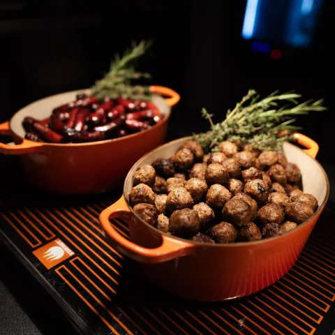 Köttbullar och andra varma rätter på Bohusgårdens julbistro i Uddevalla