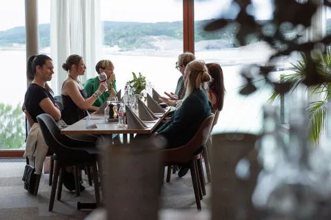 Konferensdeltagare vid lunch på Bohusgården Hotell i Uddevalla, västkusten Bohuslän – utsikt över havet och avkopplande miljö.