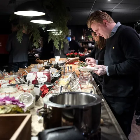 Gäst som plockar mat från ett julbord