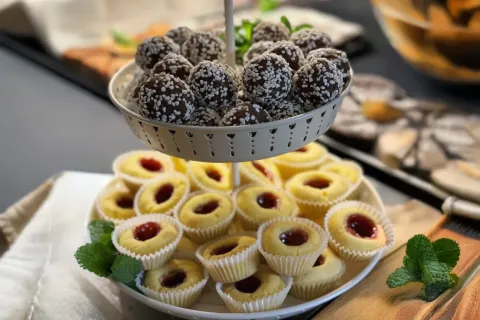 Svensk fika med chokladbollar och hallongrottor, serverad under konferens på hotell i Uddevalla vid Västkusten – en uppskattad paus nära Trollhättan och Smögen