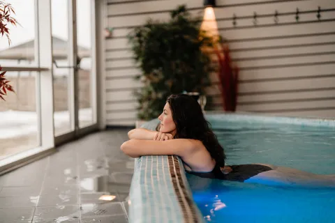 Avslappning i inomhuspool med utsikt över Västkusten – SPA nära Smögen och Uddevalla